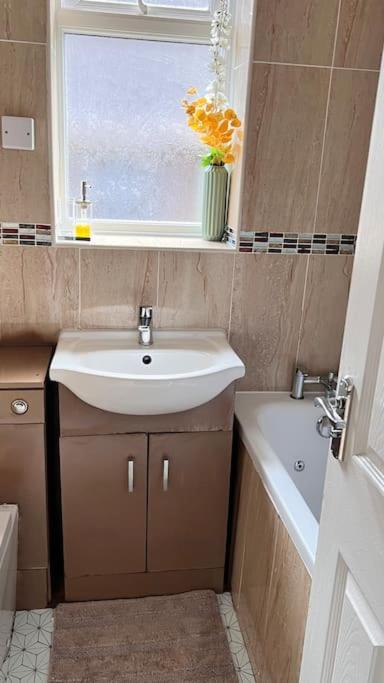 Cheerful 3 Bedroom Townhouse With Free Parking. บิลเลอร์ริคีย์ ภายนอก รูปภาพ