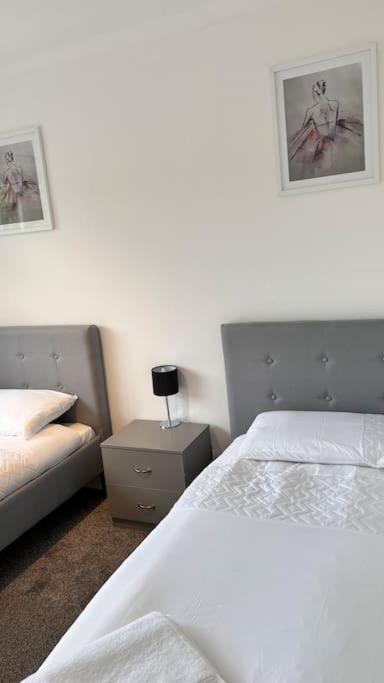 Cheerful 3 Bedroom Townhouse With Free Parking. บิลเลอร์ริคีย์ ภายนอก รูปภาพ
