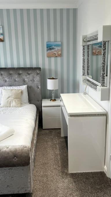Cheerful 3 Bedroom Townhouse With Free Parking. บิลเลอร์ริคีย์ ภายนอก รูปภาพ