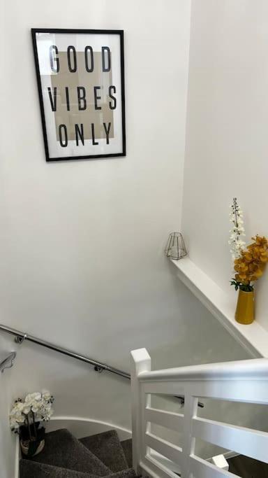 Cheerful 3 Bedroom Townhouse With Free Parking. บิลเลอร์ริคีย์ ภายนอก รูปภาพ