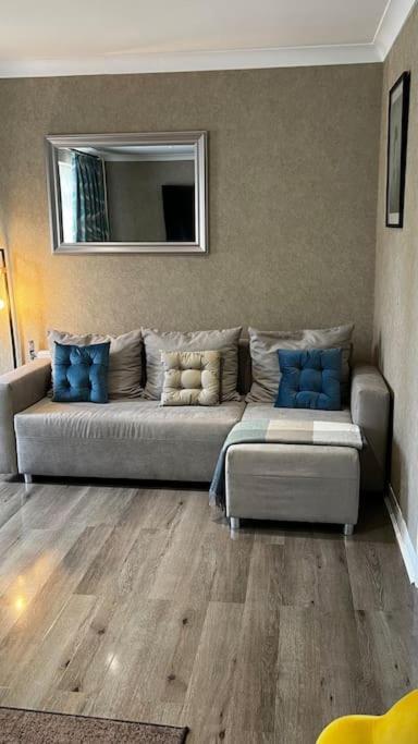 Cheerful 3 Bedroom Townhouse With Free Parking. บิลเลอร์ริคีย์ ภายนอก รูปภาพ
