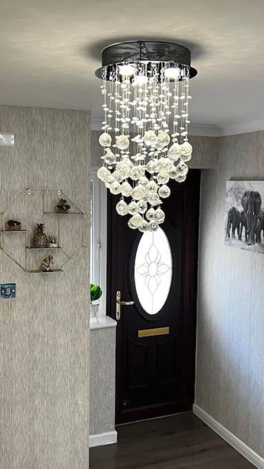 Cheerful 3 Bedroom Townhouse With Free Parking. บิลเลอร์ริคีย์ ภายนอก รูปภาพ