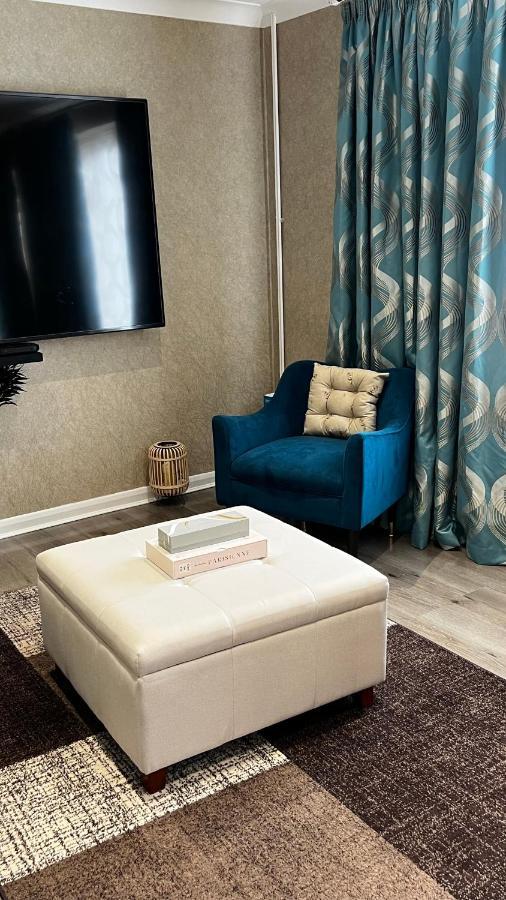 Cheerful 3 Bedroom Townhouse With Free Parking. บิลเลอร์ริคีย์ ภายนอก รูปภาพ